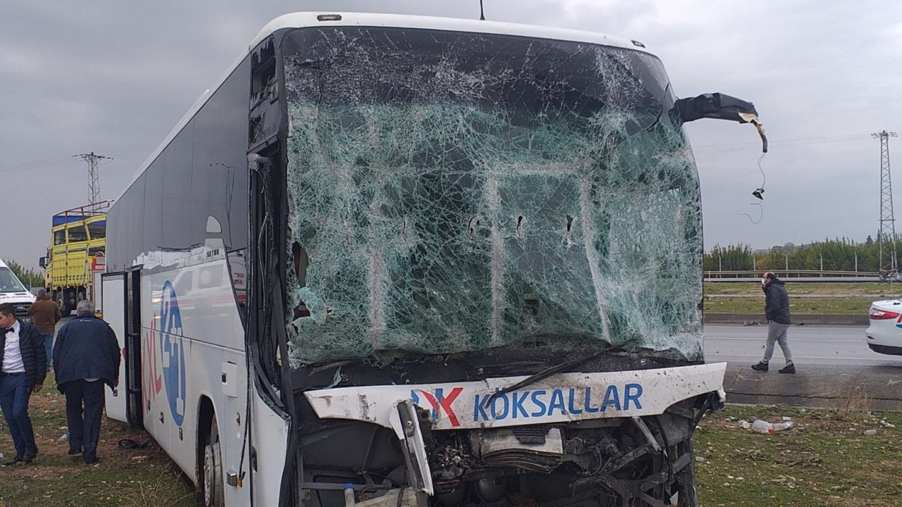 Yolcu otobüsü kamyona çarptı: 9 yaralı
