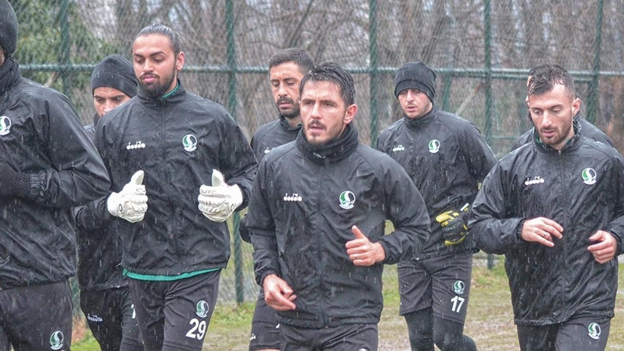 Sakaryaspor yağmur altında Somaspor hazırlıklarını sürdürdü