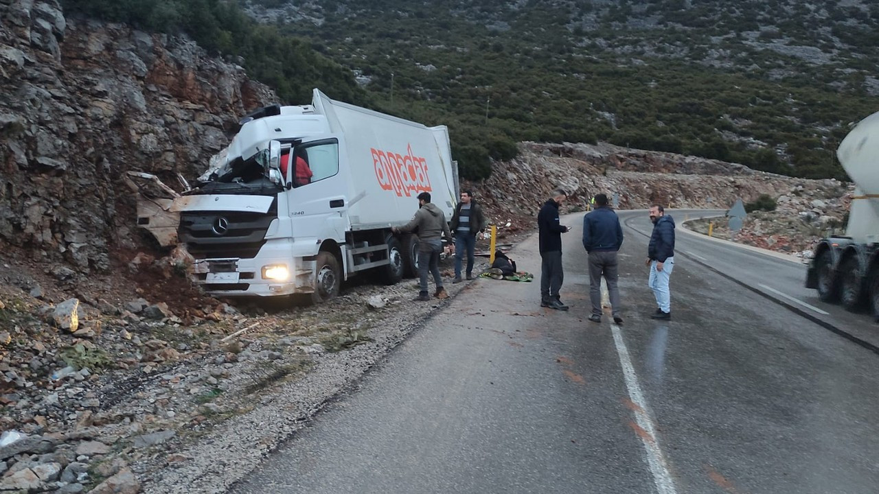 Antalya'da kamyon kayalığa çarptı: 1 ölü, 1 yaralı