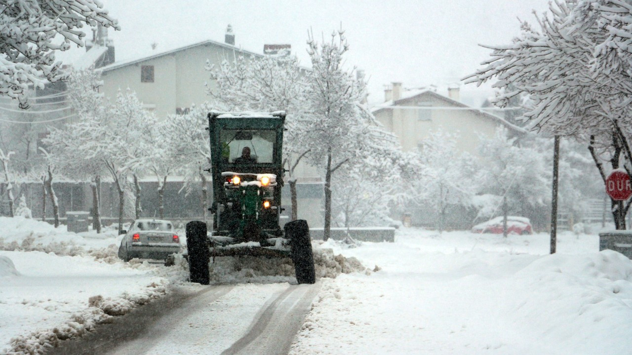 Isparta'da gece başlayan kar yağışı tedirgin etti