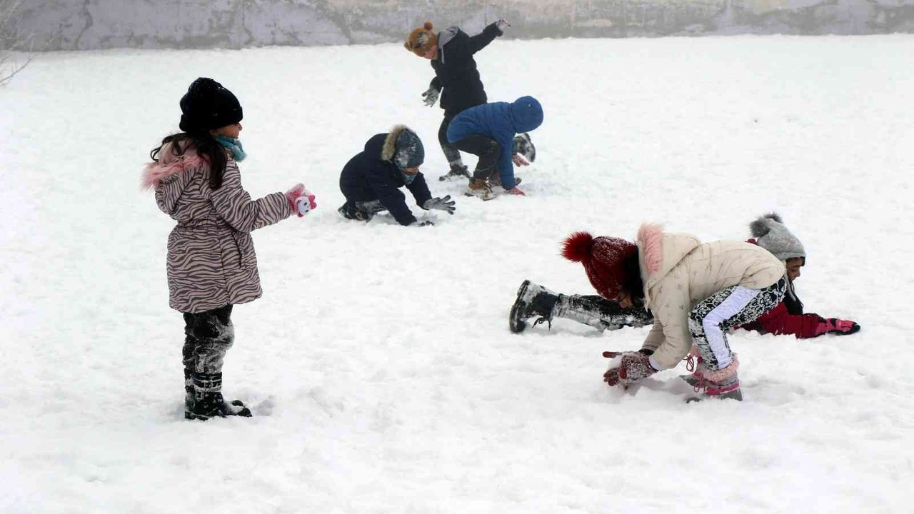 Bayburt’ta kar nedeniyle eğitime bir gün ara verildi
