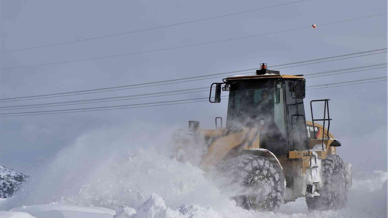 Erzincan’da kar ve tipiden 104 köy yolu ulaşıma kapalı