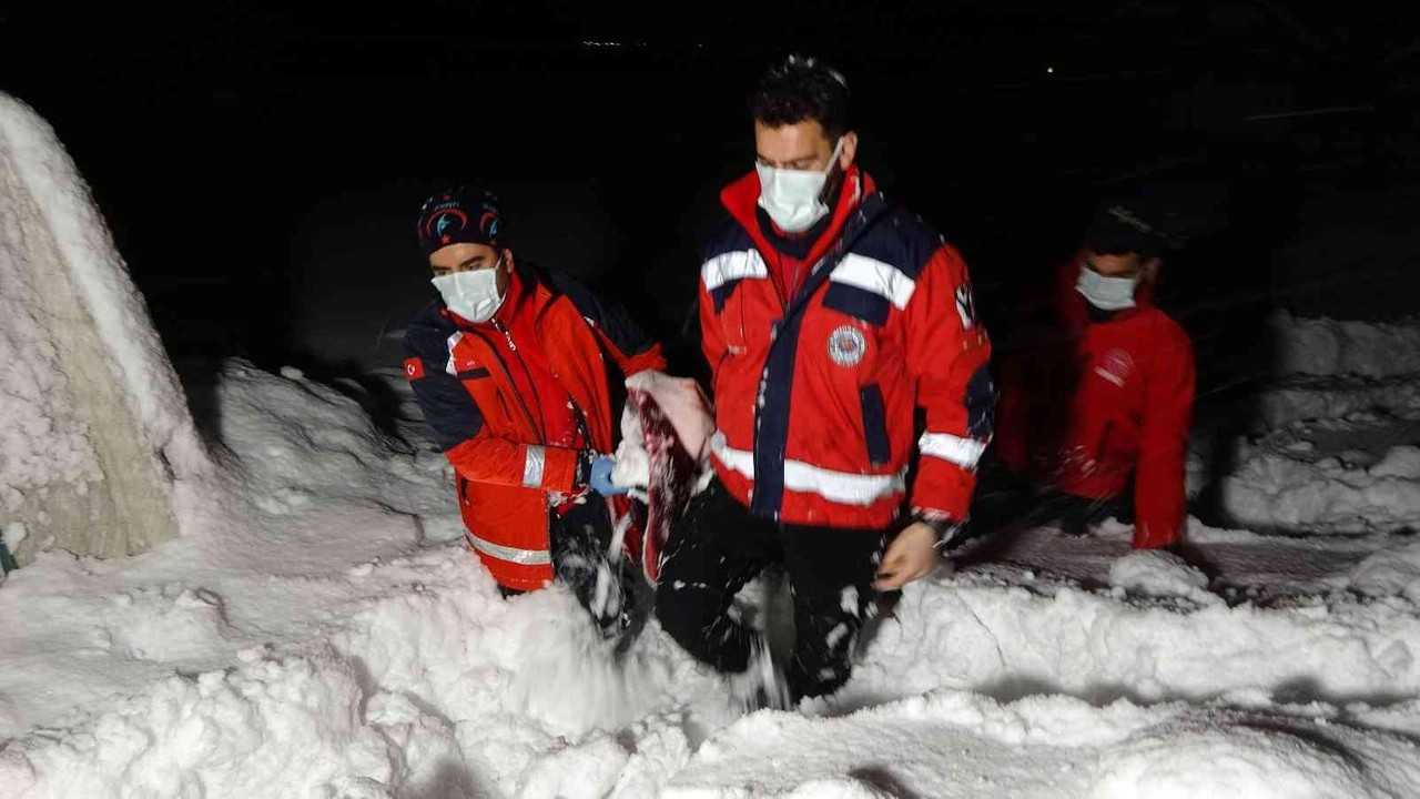 1 metreyi aşan karda sağlık ekiplerinin hasta kurtarma mücadelesi