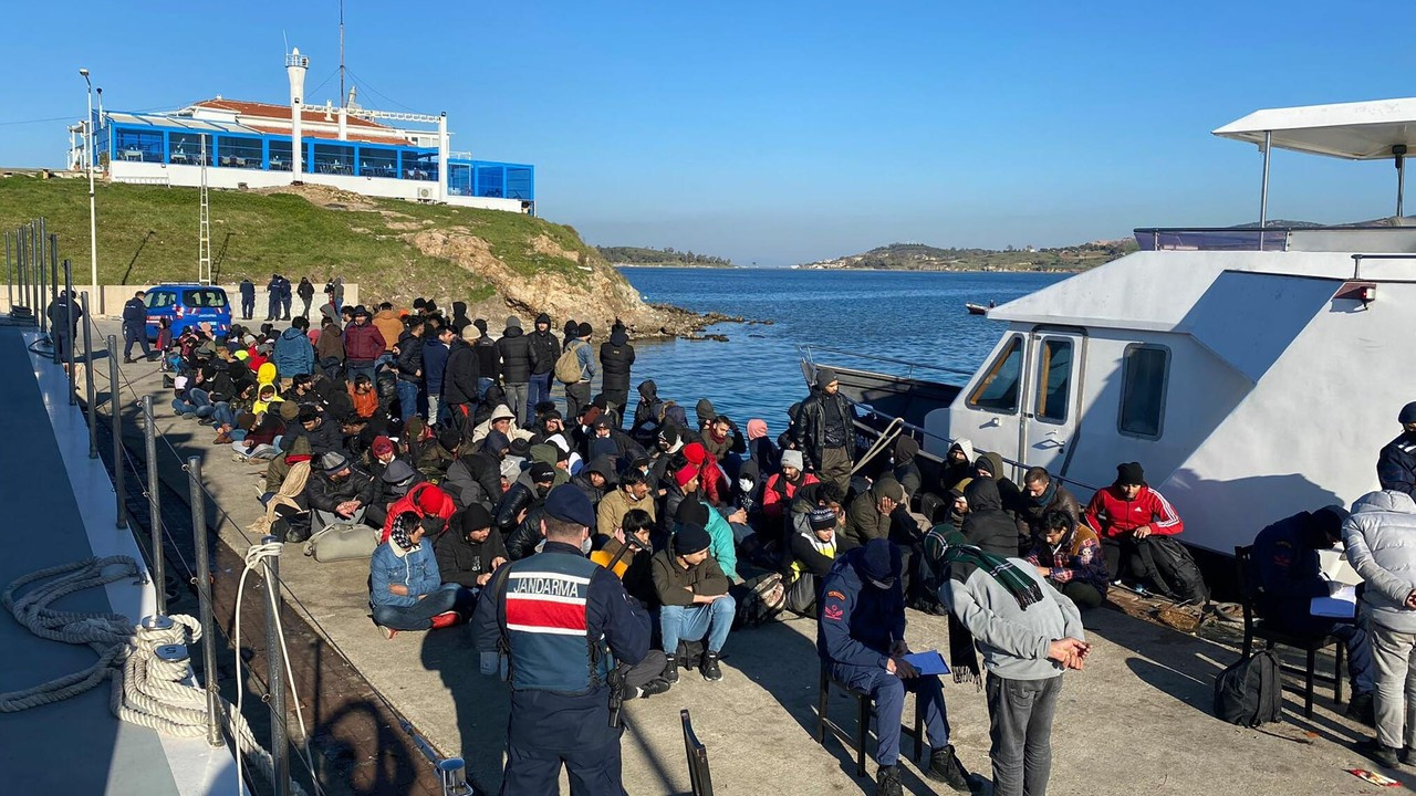İzmir'de tekneye İHA'lı operasyon! 197 göçmen, 10 organizatör yakalandı