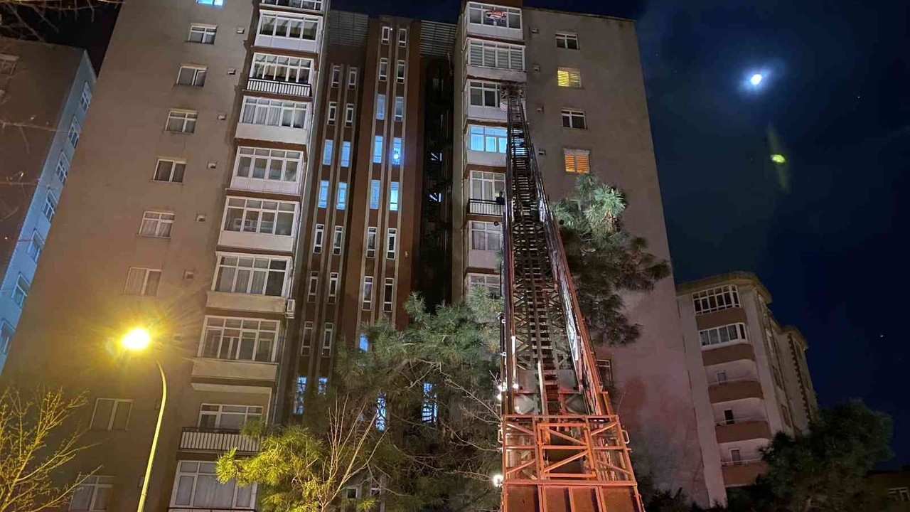 Kartal’da 11 katlı apartmanda yangın paniği