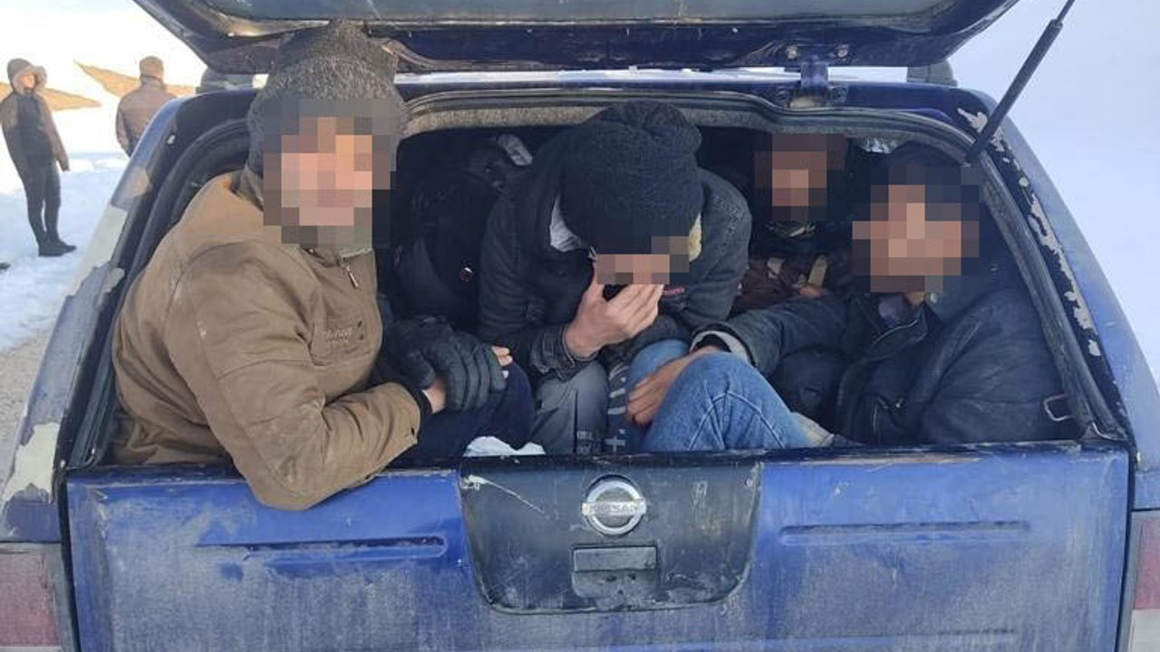Van'da 'dur' ihtarına uymayan kamyonetten 18 kaçak göçmen çıktı