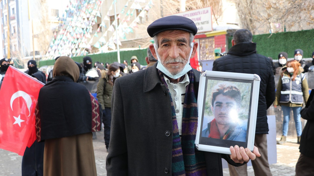 Evlat nöbetindeki baba: Oğlumu PKK'lılar kandırıp, dağa kaçırdılar