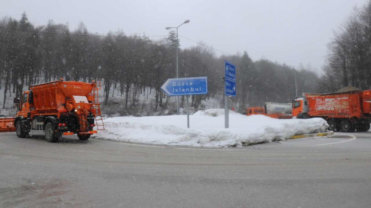 Bolu Dağı’nda yoğun kar yağışı etkili oluyor