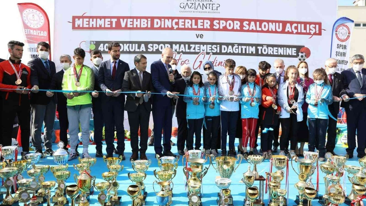 Mehmet Vehbi Dinçerler Spor Salonu’nun resmi açılışı yapıldı
