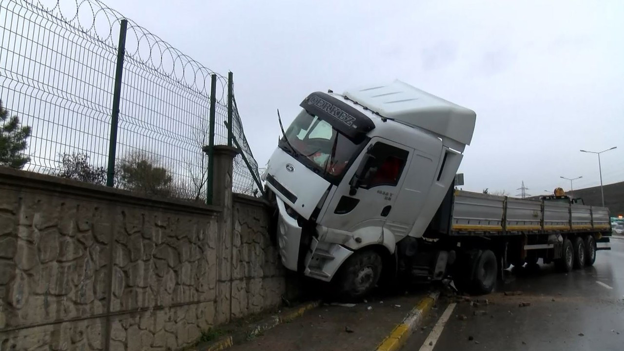 Tuzla'da TIR kışla duvarına çarptı