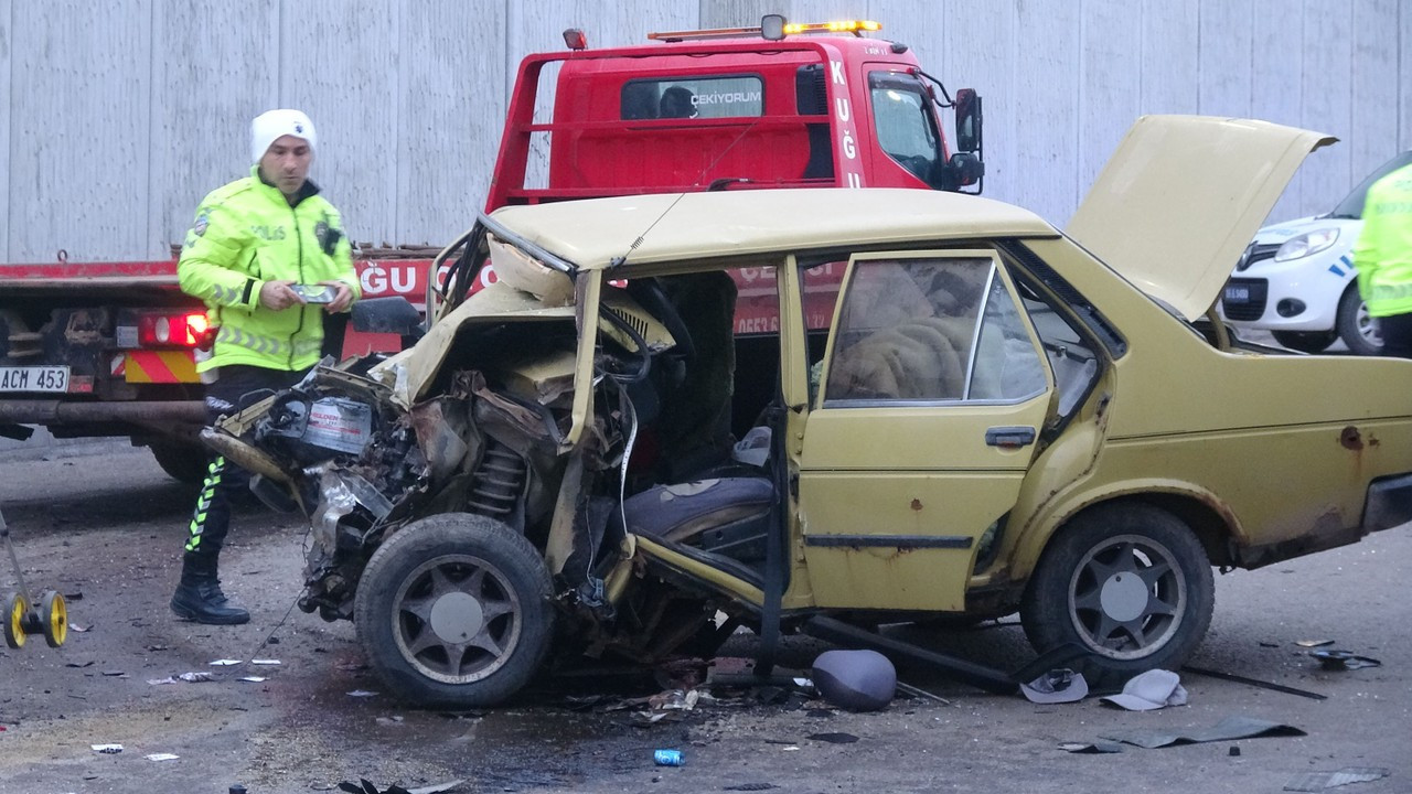 Sivas'ta işçi servis minibüsü otomobille çarpıştı: 12 yaralı