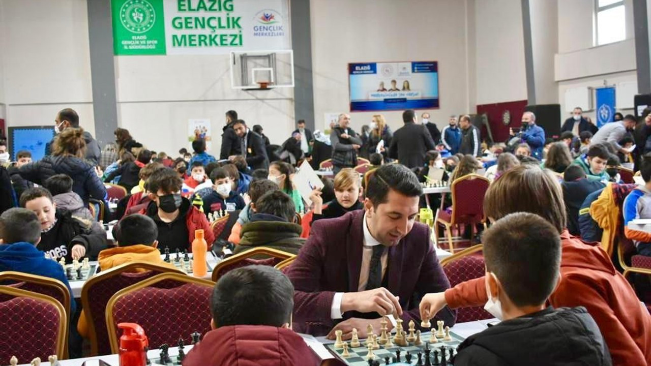 Elazığ’da 480 sporcunun katılımıyla satranç turnuvası başladı