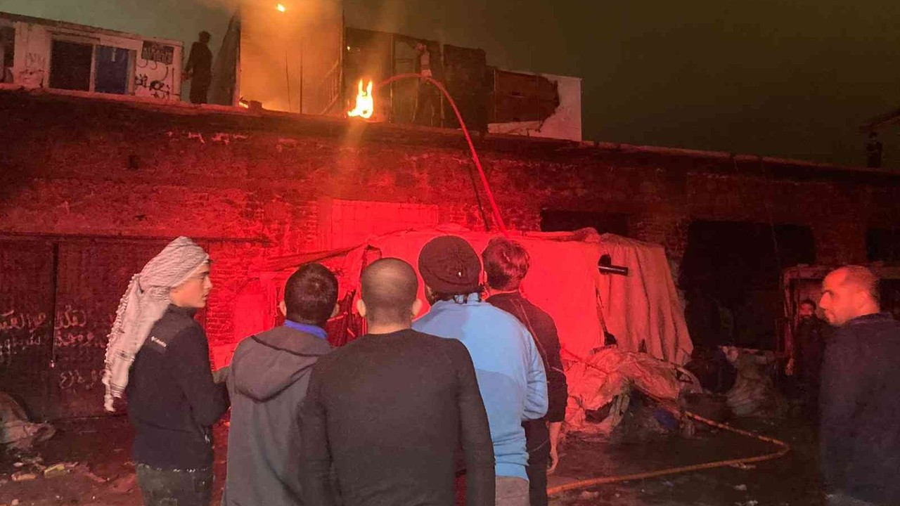 İzmir’de hurda deposunda korkutan yangın