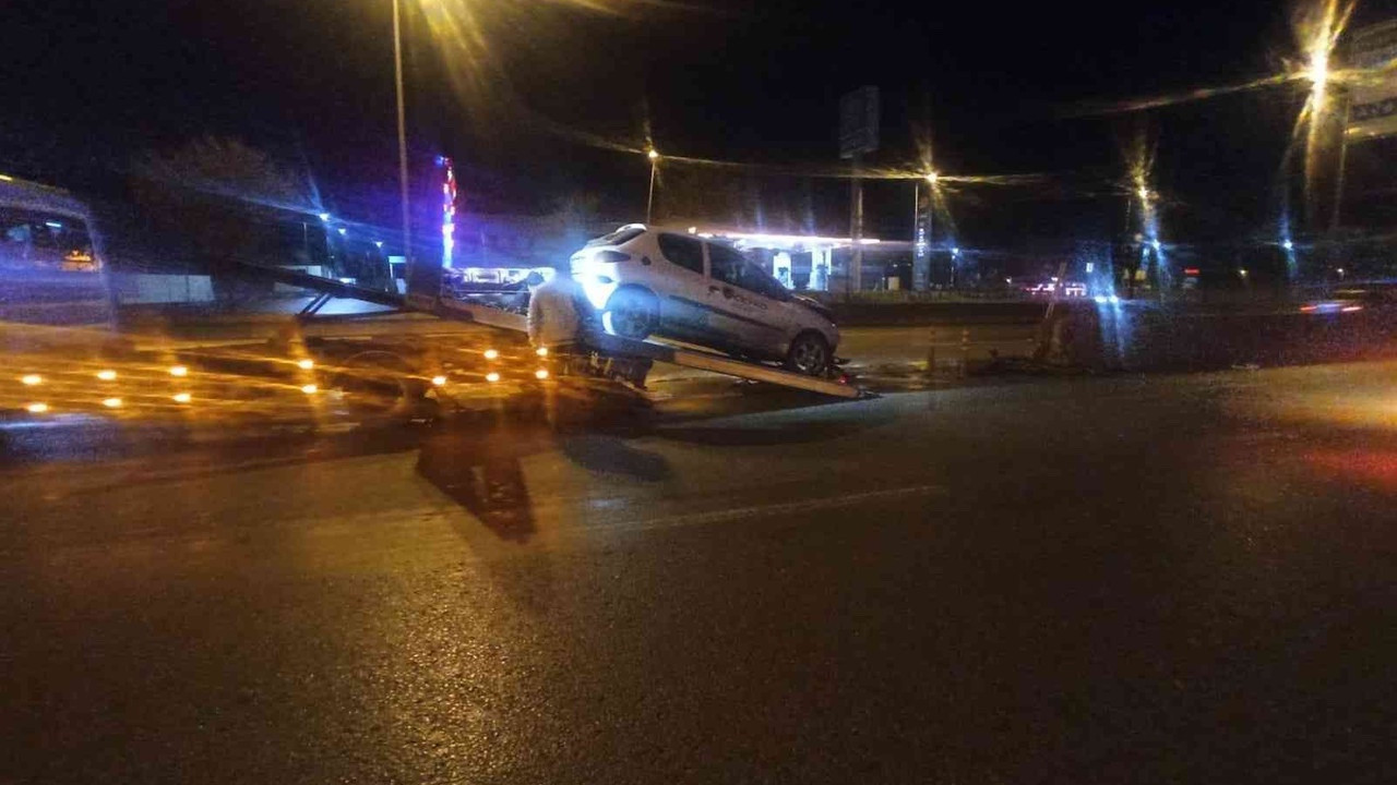 Ankara’da otomobil orta refüje çarptı: 1 yaralı