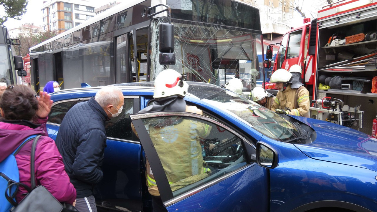 Kadıköy'de otomobilde sıkışan sürücüyü itfaiye ekipleri kurtardı