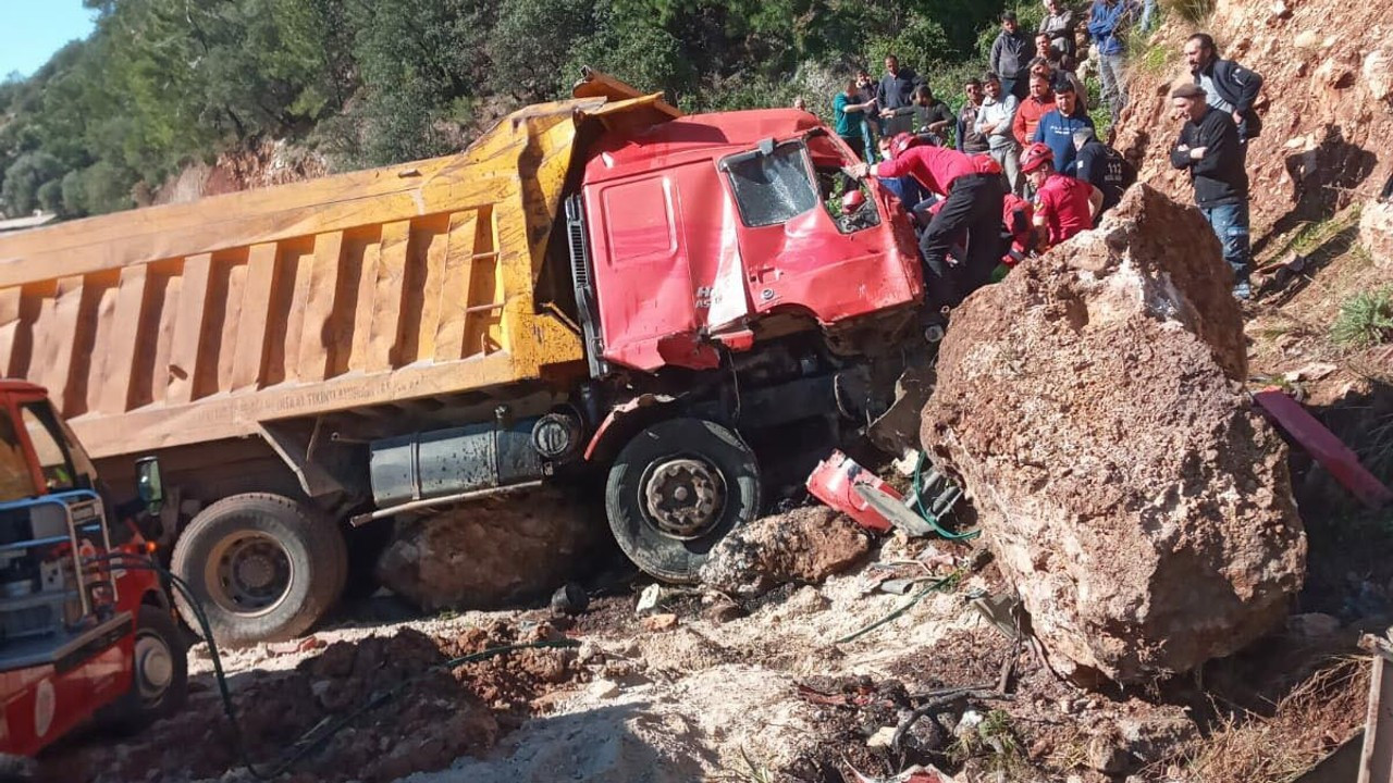 Kayalıklara çarpan kamyonunun sürücüsü ağır yaralandı