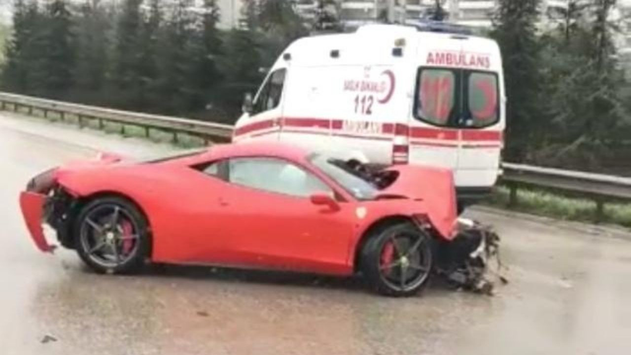 7 milyonluk Ferrari hurdaya döndü!