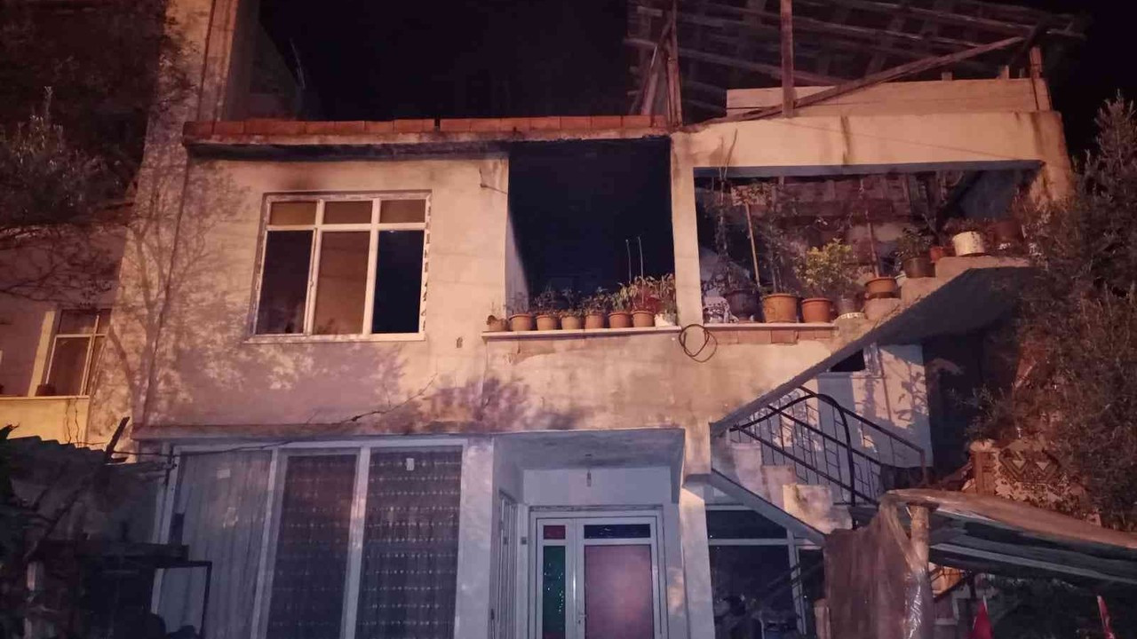 Osmaneli’de 2 katlı evde yangın