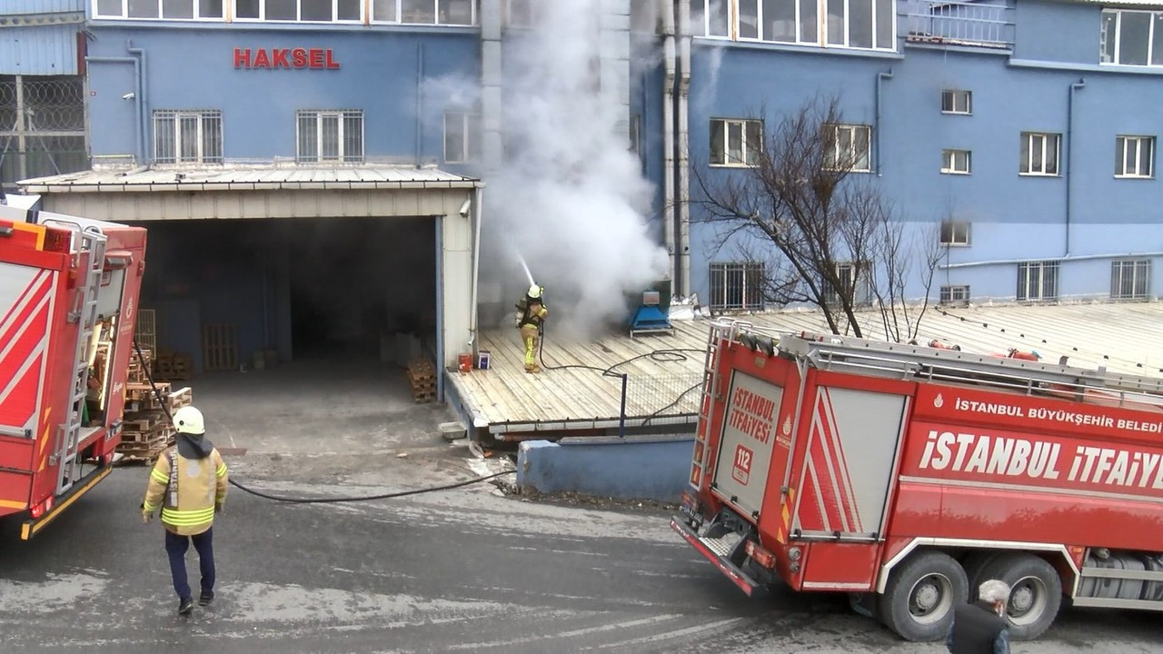 Arnavutköy'de mobilya fabrikasında korkutan yangın!