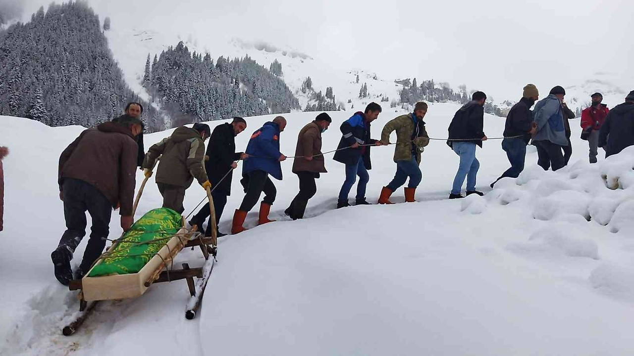 Kar yağışının yoğun yaşandığı köyde cenazeler kızakla taşınıyor