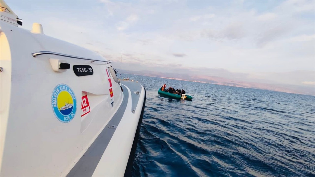 Lastik bot arıza yaptı, göçmenlerin imdadına Sahil Güvenlik yetişti