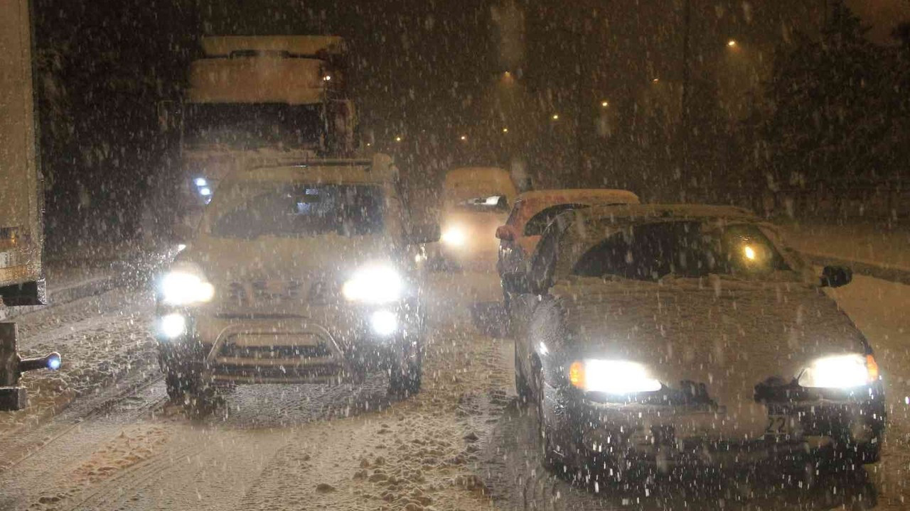 Burdur’da şehirlerarası yollar 3 saat sonra trafiğe açıldı