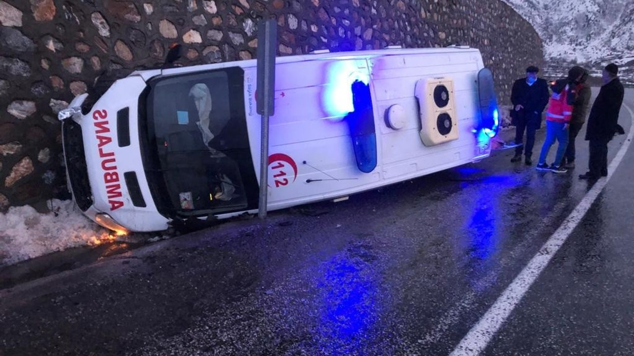 Tatvan’da ambulans devrildi: 2 yaralı