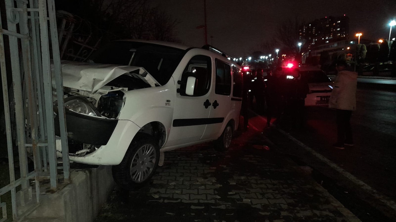 Küçükçekmece'de trafik kazası, 2 yaralı