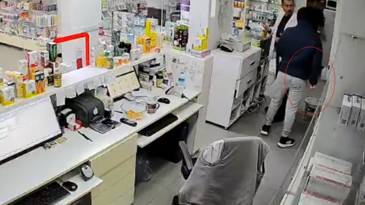 Nöbetçi eczaneyi soymaya çalışan hırsızın etkisiz hale getirilmesi kamerada