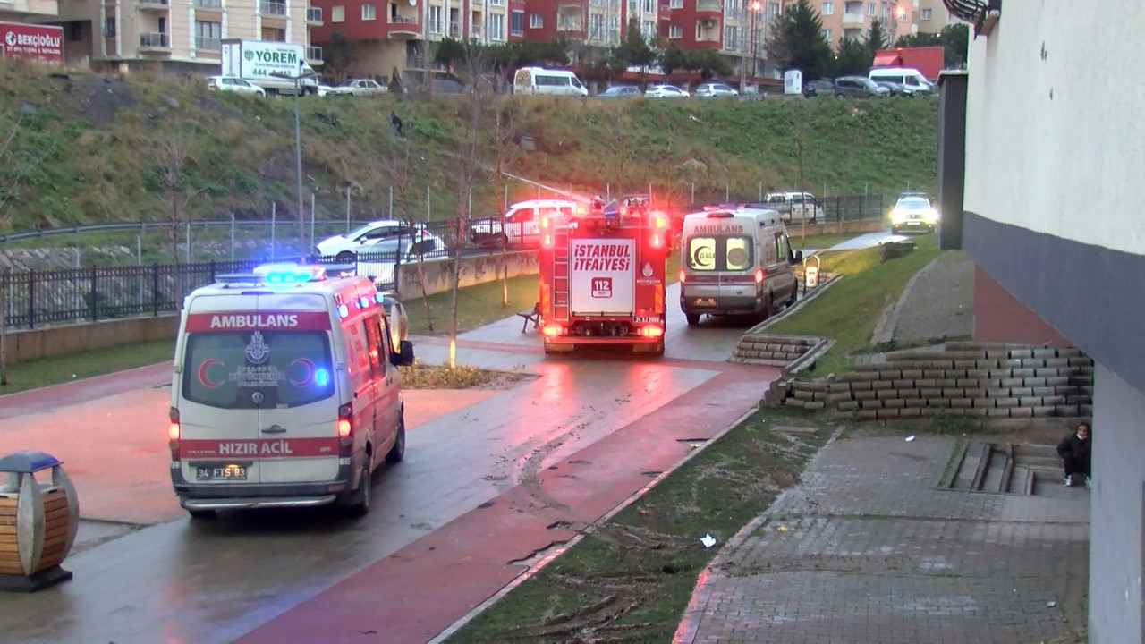 Maltepe'de rampada geriye kayan otomobil çocuk parkına düştü