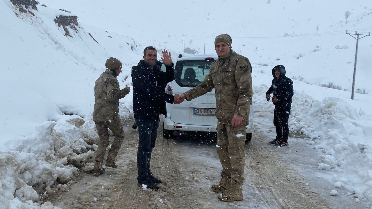 Bitlis'te karda mahsur kalan ailenin yardımına jandarma yetişti