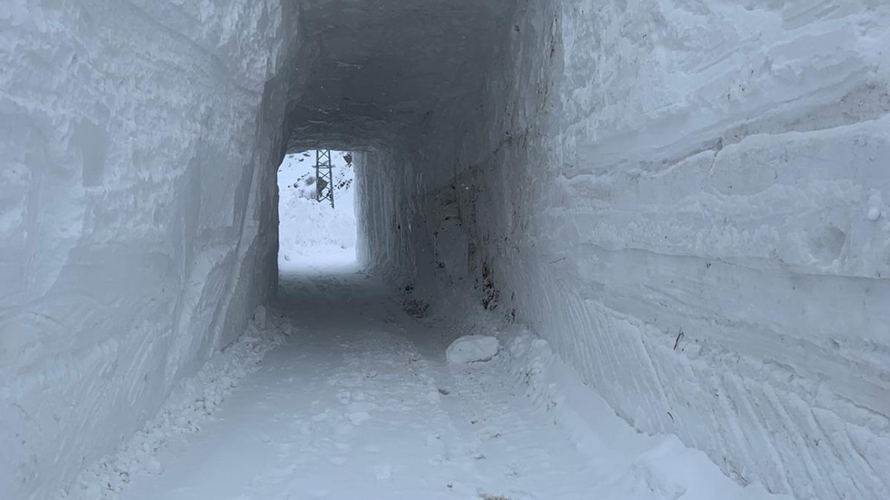 Kar kütlesinin içerisinden açılan tünelle ulaşım sağlandı