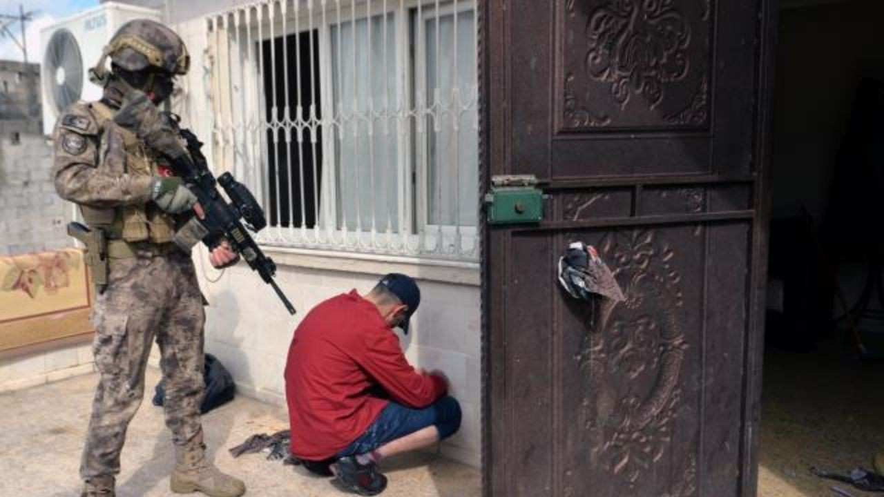 Evinde uyuşturucu madde bulunan satıcı oturup çocuk gibi ağladı