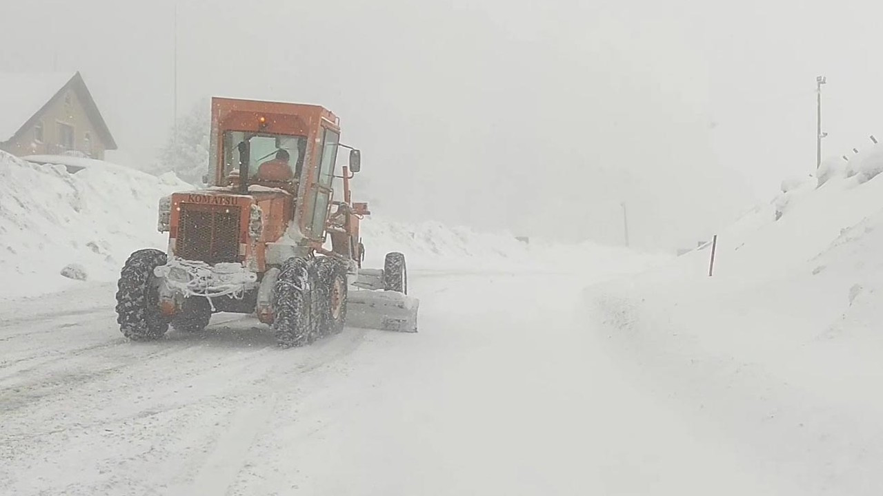 Domaniç’te kar yağışı ulaşımı olumsuz etkiledi