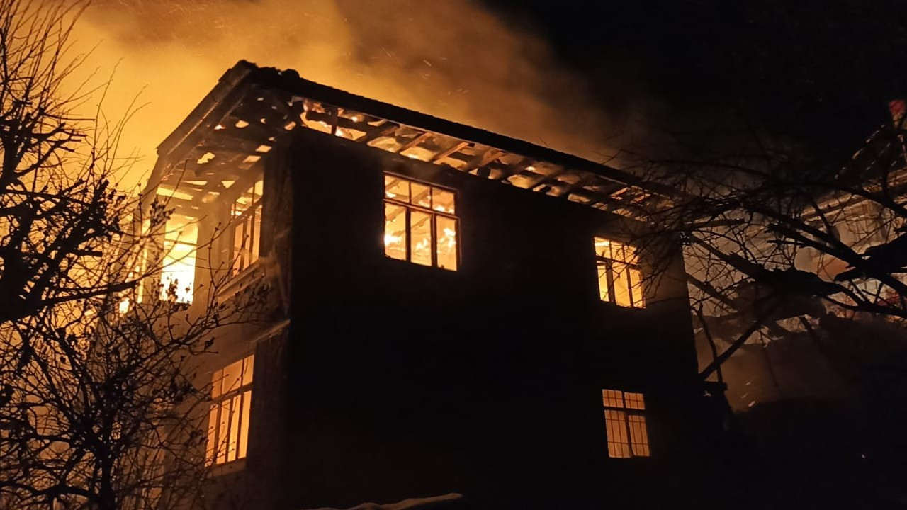 Kastamonu'da 2 katlı ahşap ev yandı, yaşlı çift pencereden atlayıp kurtuldu