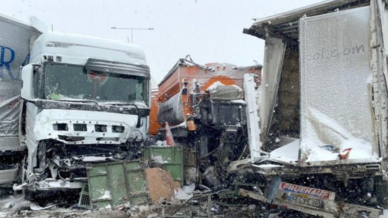 Kuzey Marmara Otoyolu'nda zincirleme kaza! 4 TIR birbirine girdi