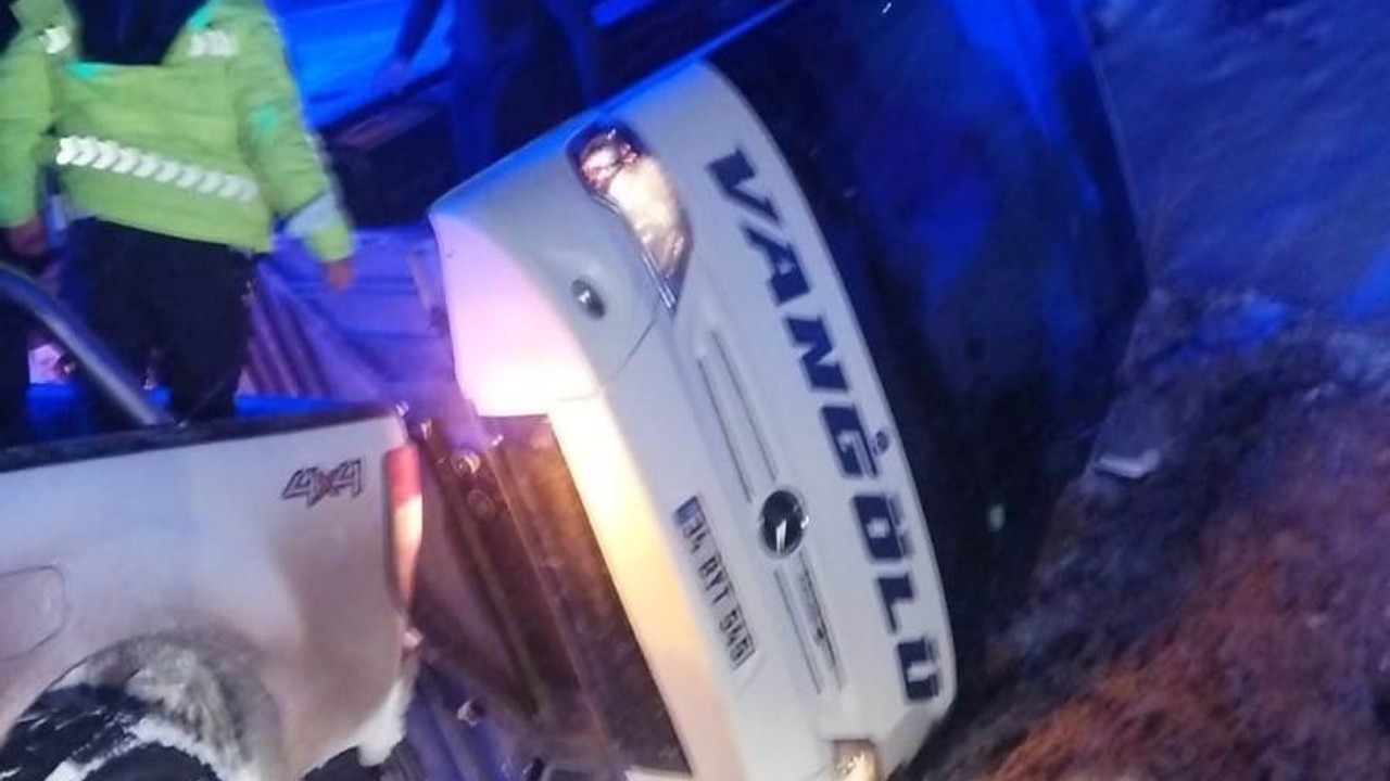 Malatya'da yolcu otobüsü devrildi: 3 yaralı