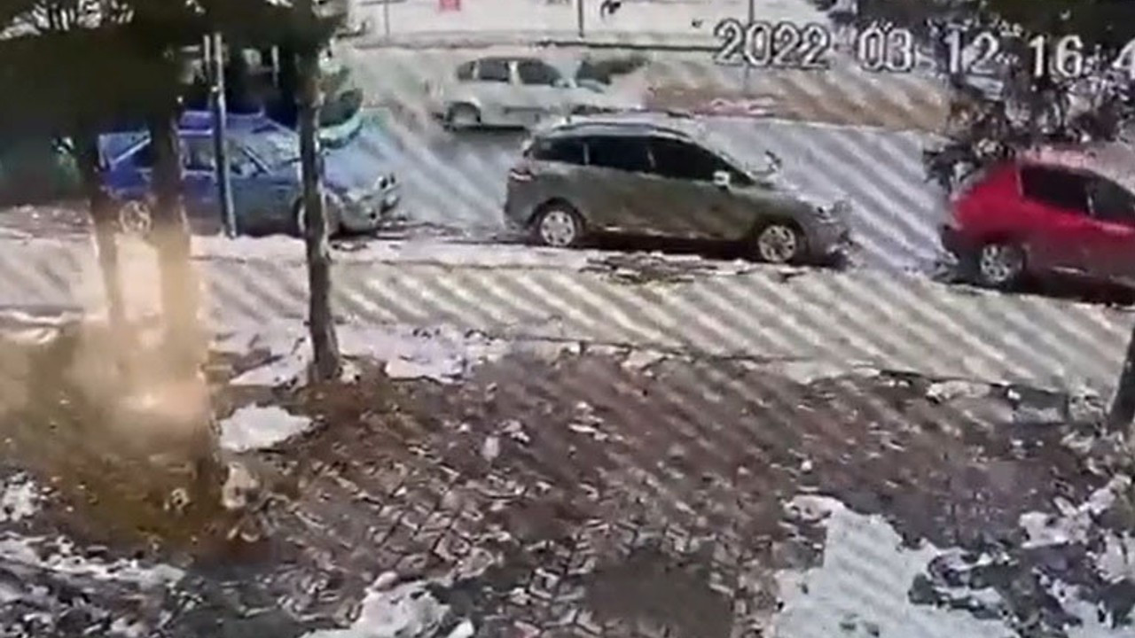 Sokak köpeğinden kaçan çocuğa otomobil çarptı