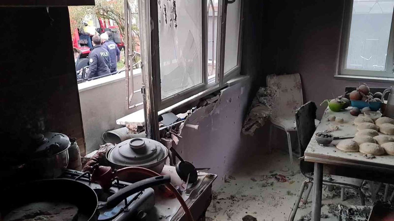 Mutfak tüpü patladı, ev alev alev yandı: 4 yaralı