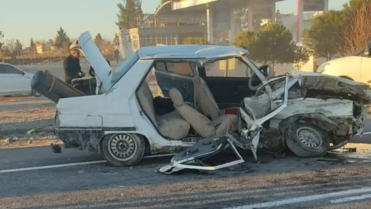 Şanlıurfa'da iki otomobilin çarpıştığı kaza kamerada: 1 ölü, 3 yaralı