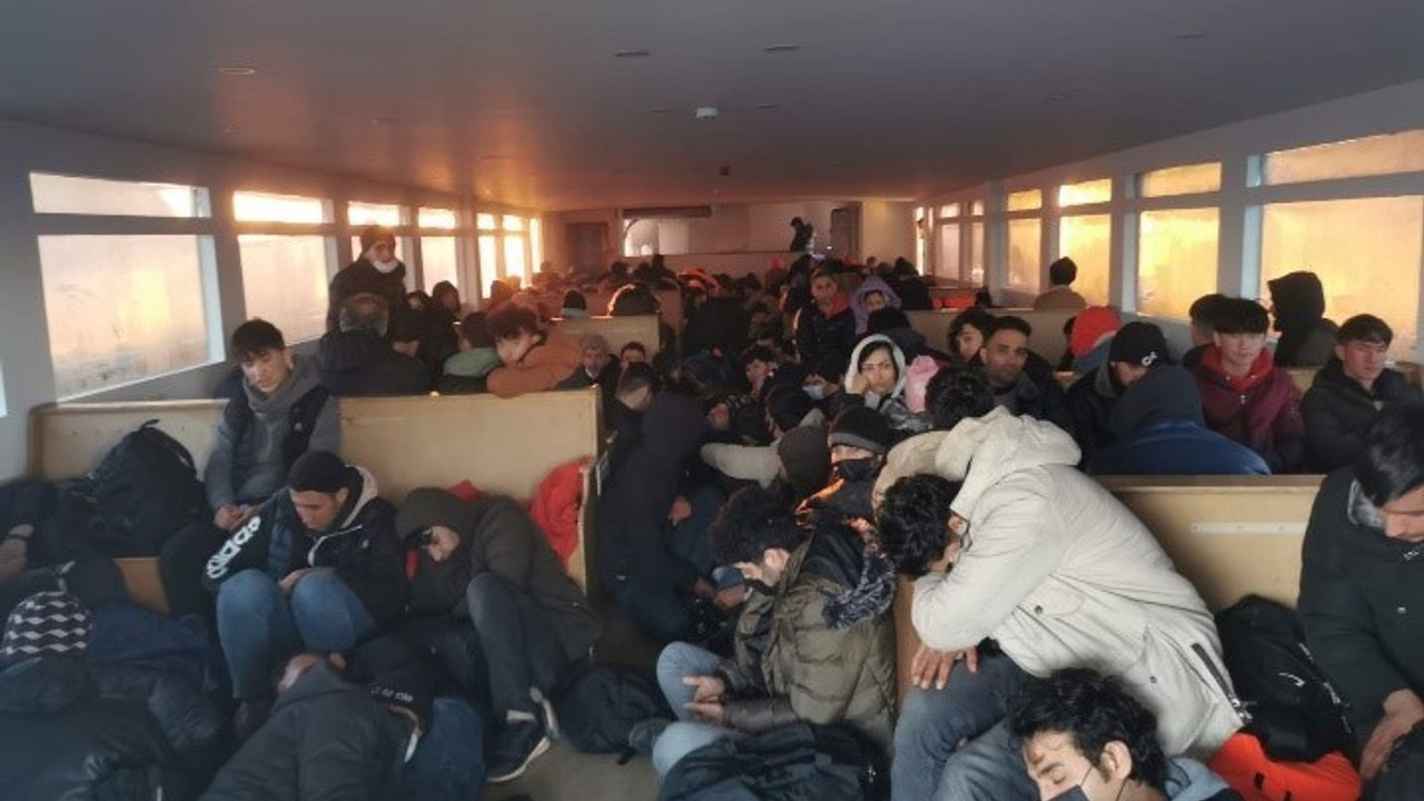 Yolcu motorunda 251 kaçak göçmen ile 3 organizatör yakalandı