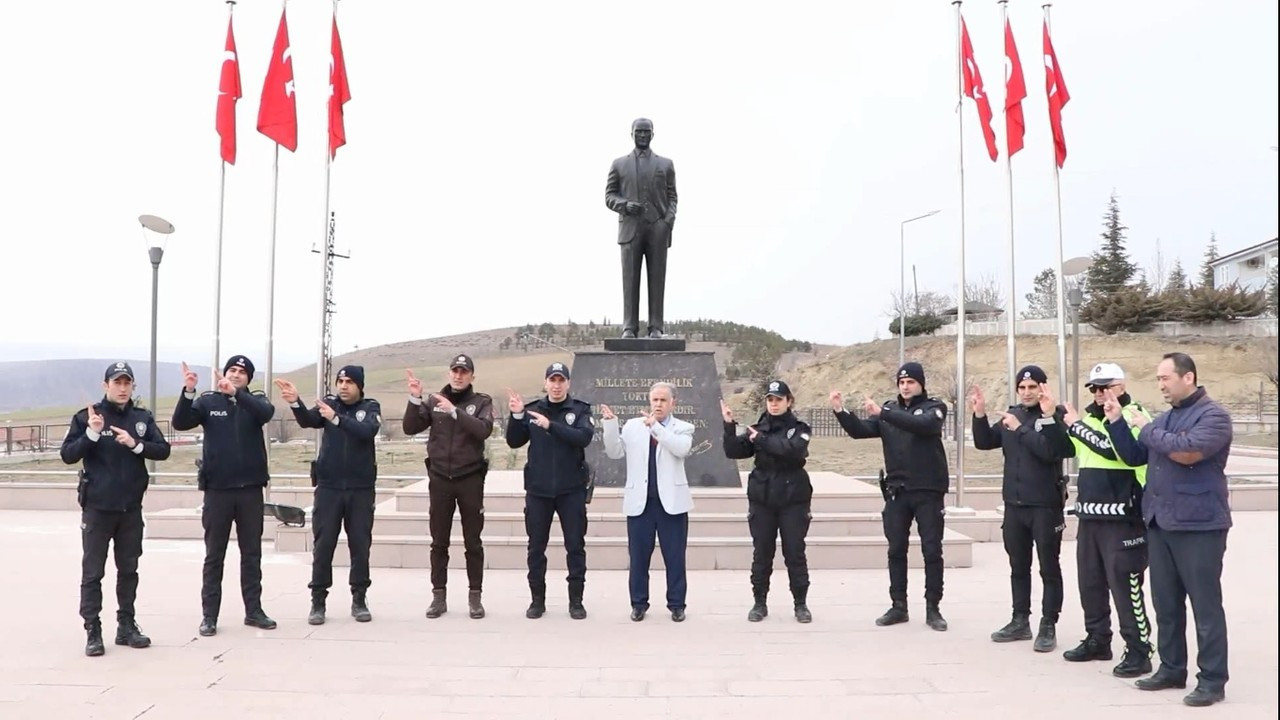 Kırıkkale'de polislerden işaret diliyle 'Çanakkale Türküsü'