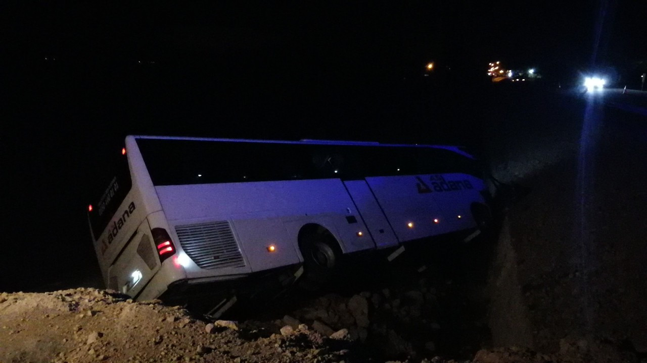 Kozan'da yolcu otobüsü şarampole devrildi: 23 yaralı