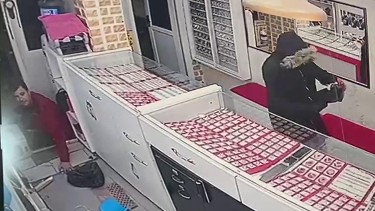 Susturucu taktığı tabancayla girdiği dükkanda kuyumcuyu vurdu