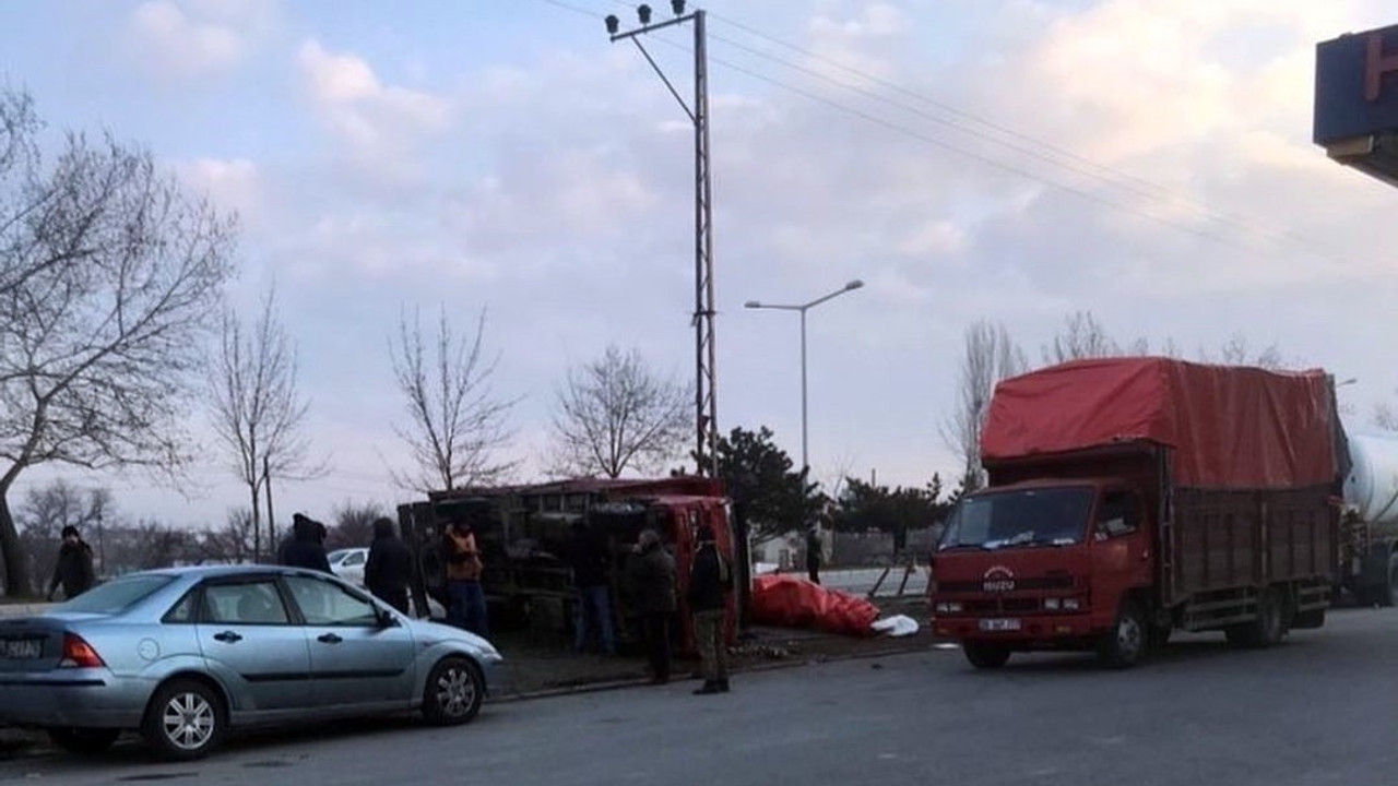 Konya’da kontrolden çıkan tır park halindeki araçlara çarptı: 1 ölü