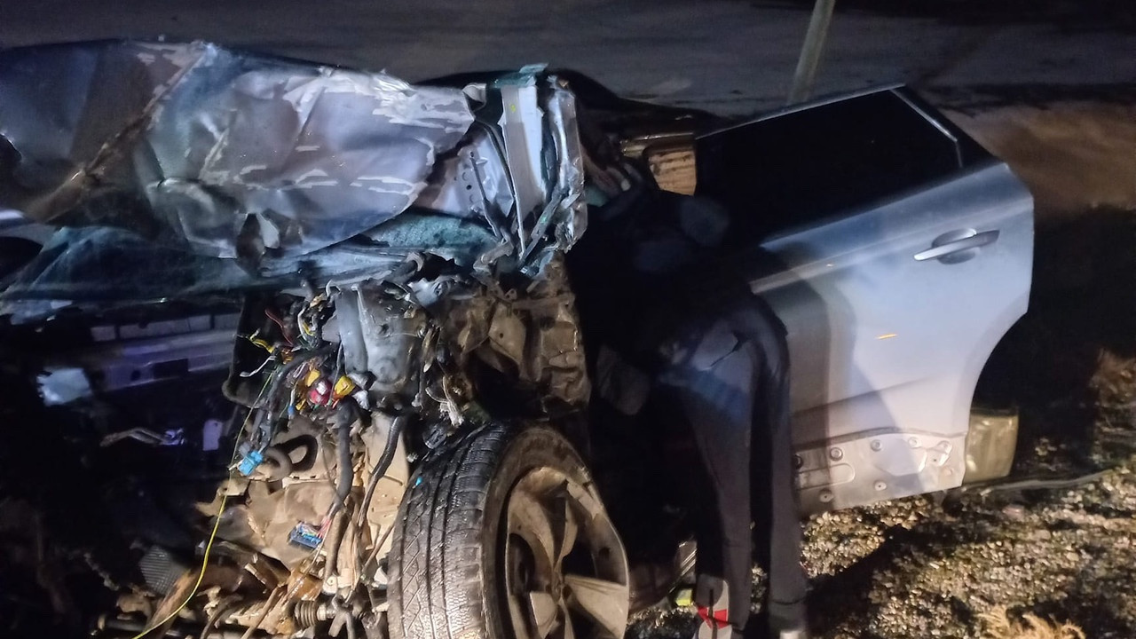 Van'da fabrika işçilerinin taşındığı minibüs ile otomobil çarpıştı: 15 yaralı
