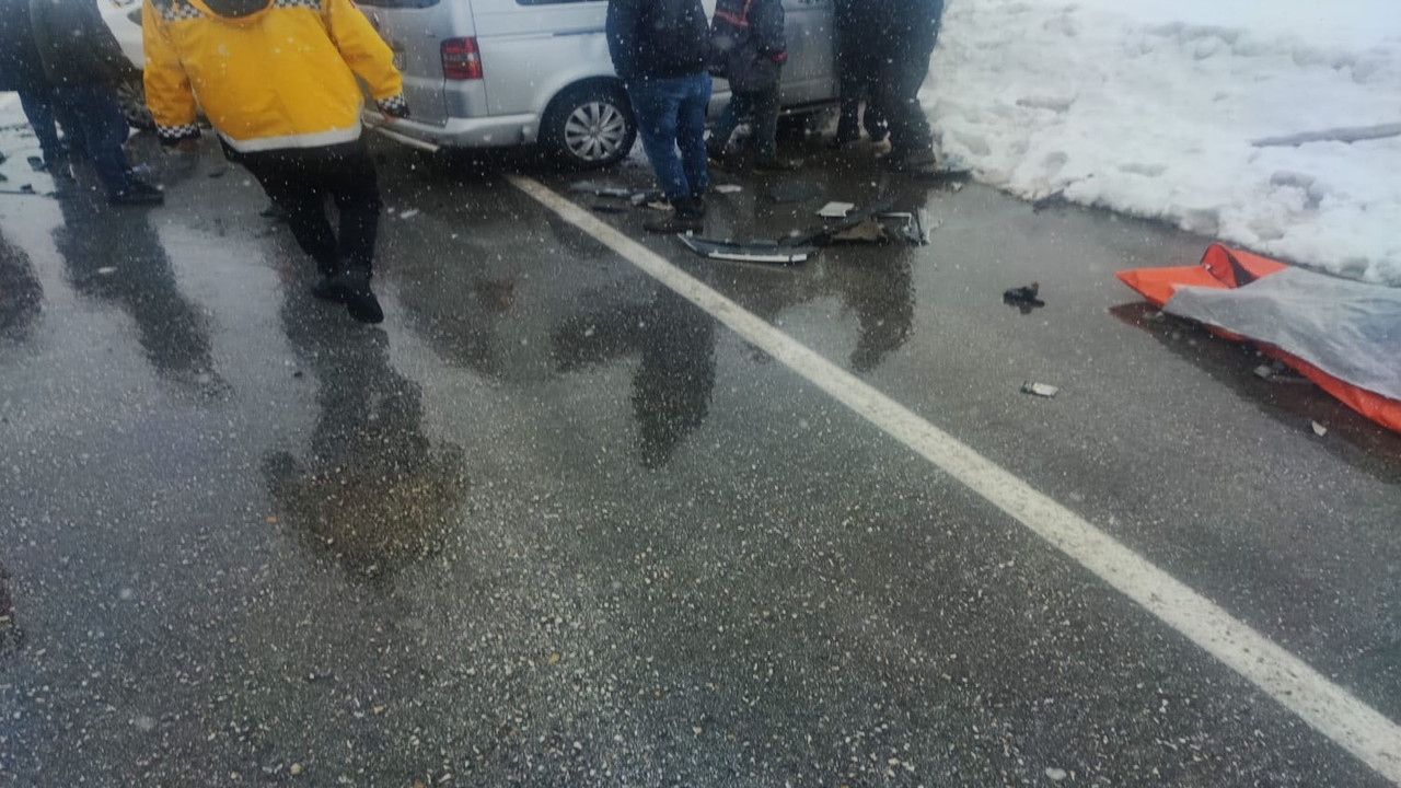 Bitlis'te minibüs ile otomobil çarpıştı: 1 ölü, 4 yaralı
