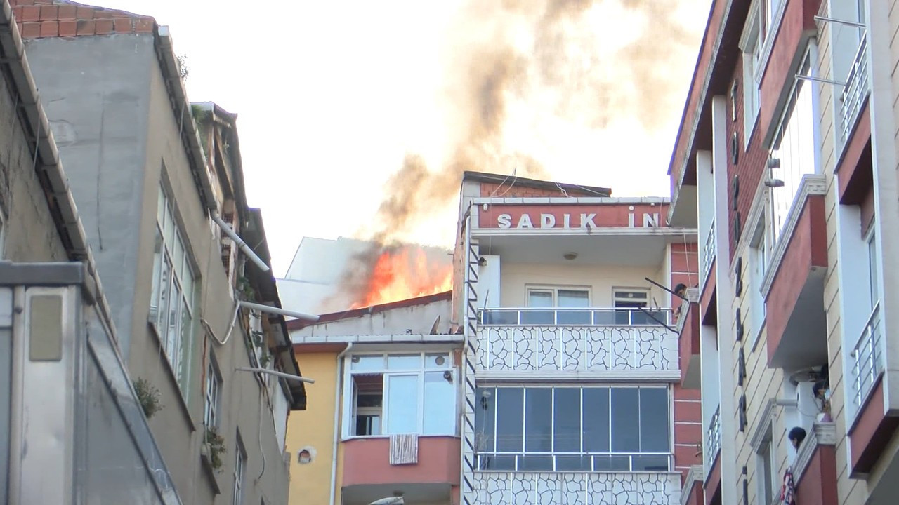  Esenyurt’ta bitişik binaların çatıları alev alev yandı