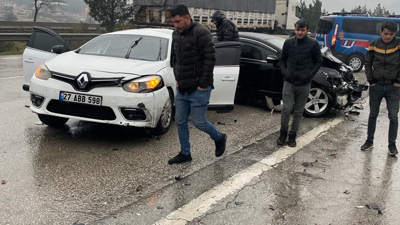 Osmaniye'de otomobiller çarpıştı; 1 polis memuru yaşamını yitirdi, 3 kişi yaralandı