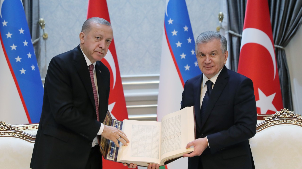 Cumhurbaşkanı Erdoğan, mevkidaşı Mirziyoyev’e Ali Şir Nevai Kulliyatı’nı hediye etti